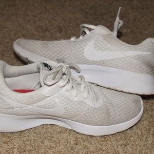 Womens tennis shoes